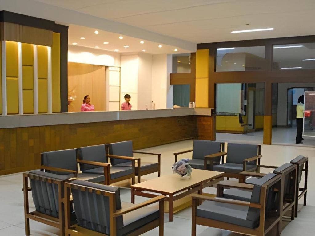 Ubon Hotel Убонратчатхані Екстер'єр фото